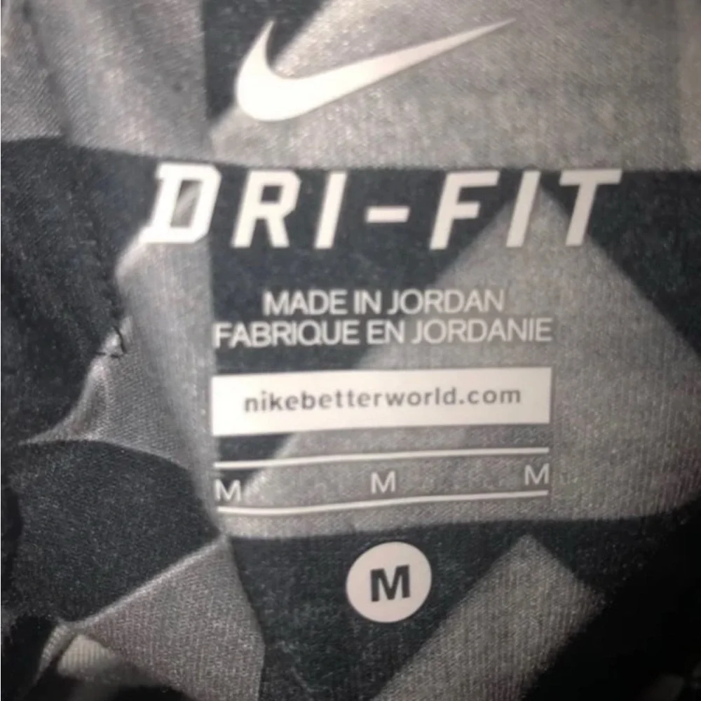 Nike One Capris in Geometric Gray Pattern; Size Medium